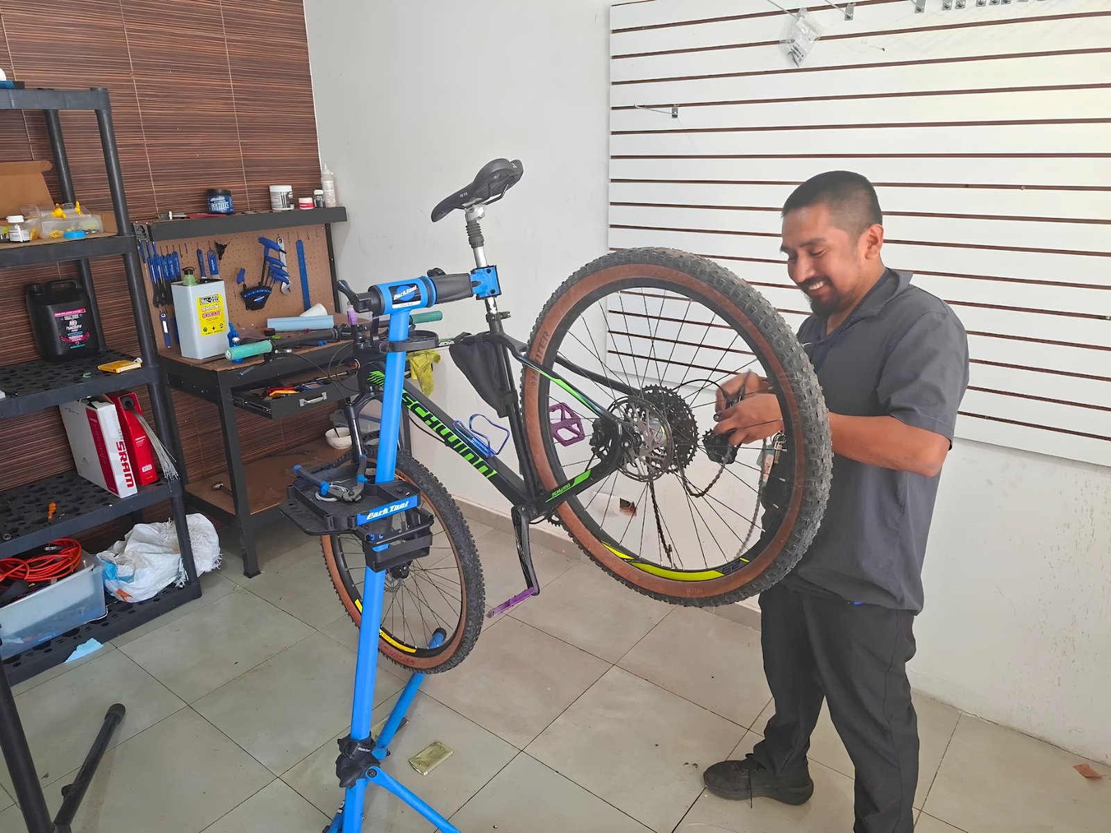 Mecánico de Chepe Bikes realizando servicio a una bicicleta